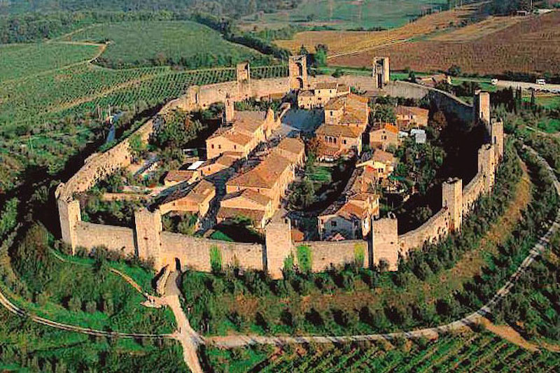 Monteriggioni, mon amour. Da Dante ai turisti moderni tutti amano il «Castello dei Sogni»